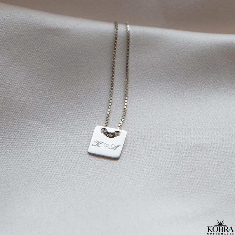 "Hey" slv halskde med personlig gravering