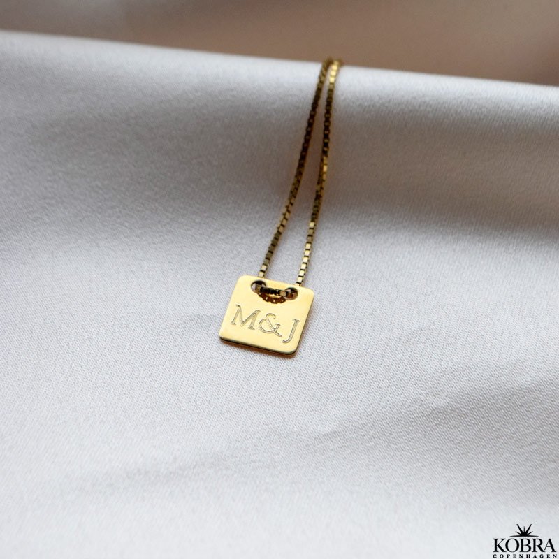 "Hey" guld halskde med personlig gravering