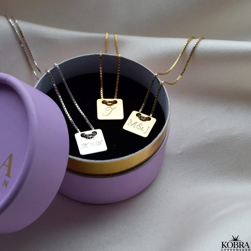 "Hey" guld halskde med personlig gravering