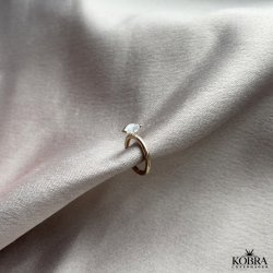 "Vegas" guld earcuff med drbeformet sten