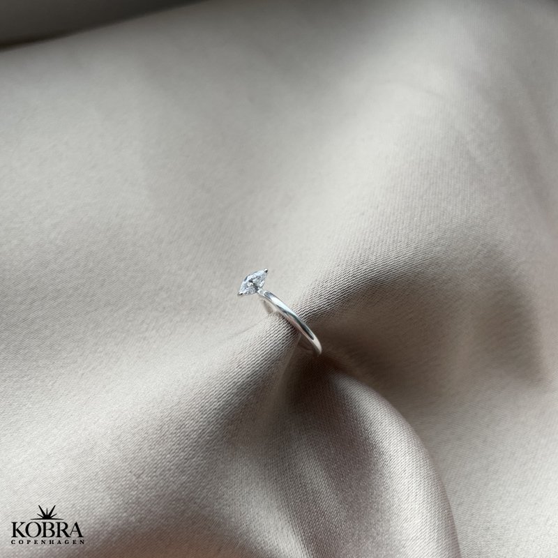 "Vegas" slv earcuff med drbeformet sten