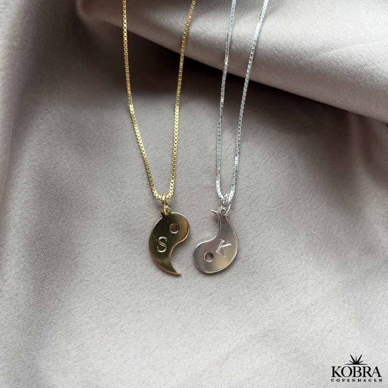 Veninde halskde med gravering i slv/guld "Yin Yang"