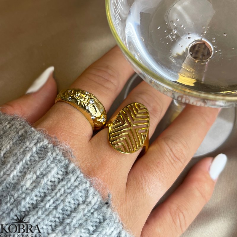 "Luna" stor chunky guld ring med hvide sten