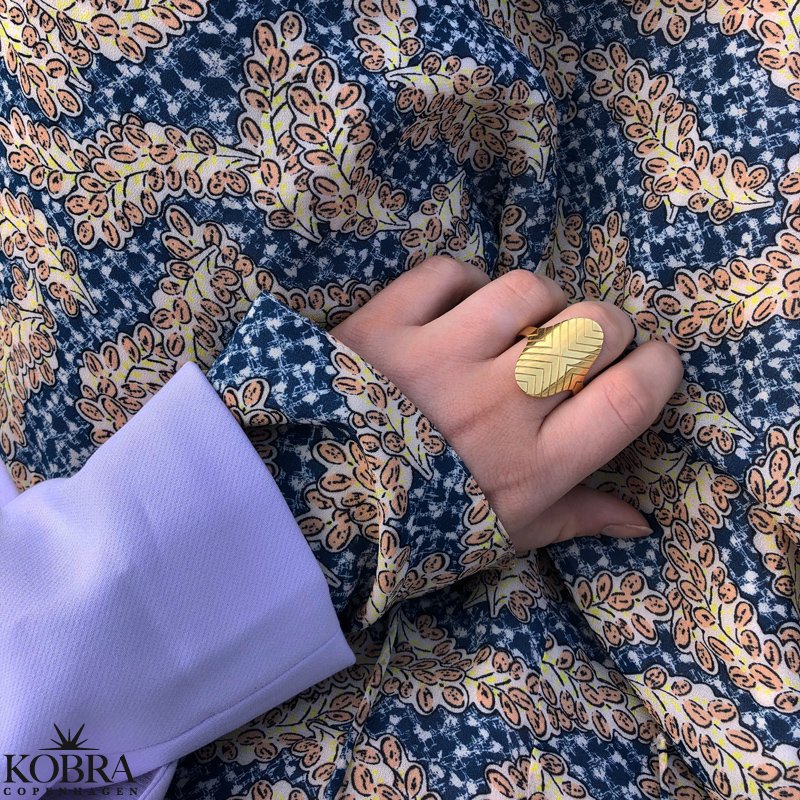 "Victory" hndlavet oval 18 karat forgyldt V ring