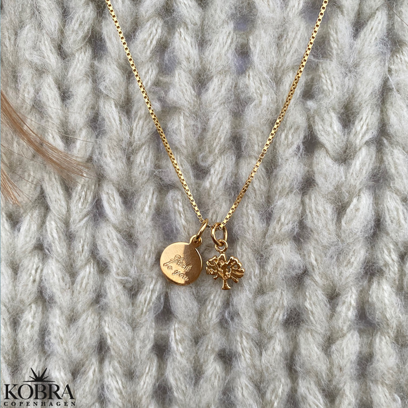 "Vita" Livets Tr i guld med lille amulet med personlig indgravering