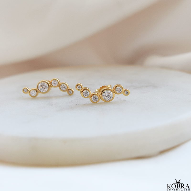 "Solenne" wavy guld reringe med sten