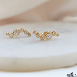 "Solenne" wavy guld reringe med sten