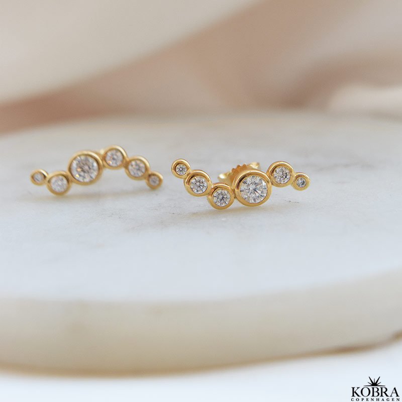 "Solenne" wavy guld reringe med sten