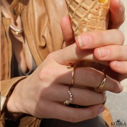 "Solenne" 18 karat forgyldt blget ring med hvide sten