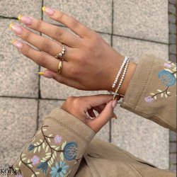 "Nirvana" guld armbnd med gte hvide ferskvandsperler