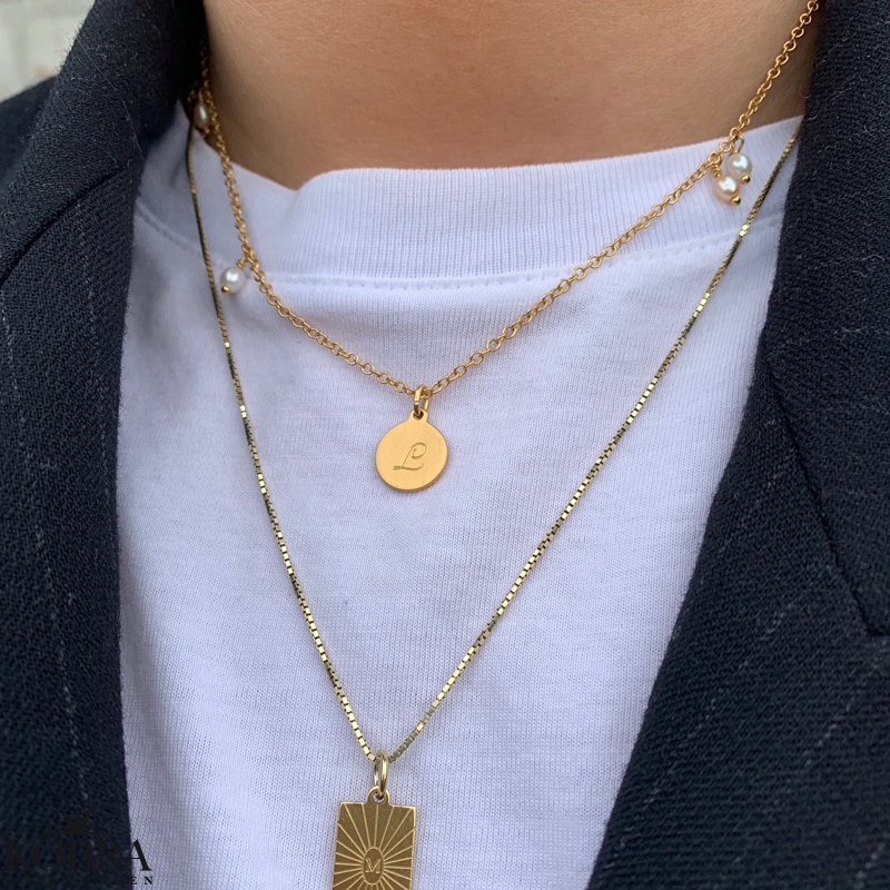 "Wilma" pearl necklace with mini id tag in gold plated