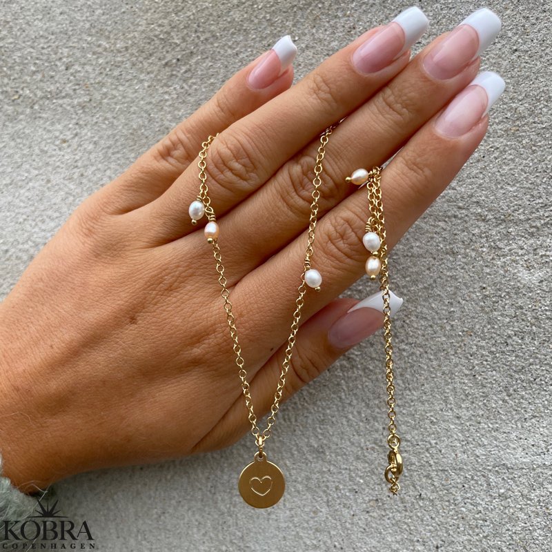 "Wilma" pearl necklace with mini id tag in gold plated