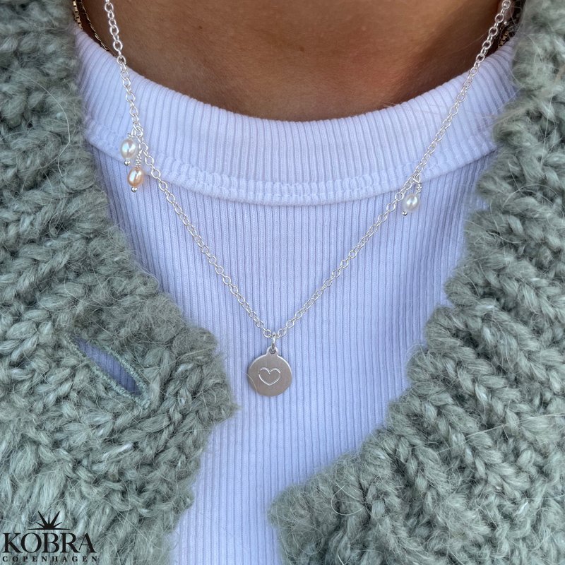 "Wilma" pearl necklace with mini id tag in silver