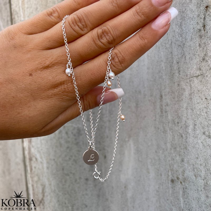 "Wilma" pearl necklace with mini id tag in silver