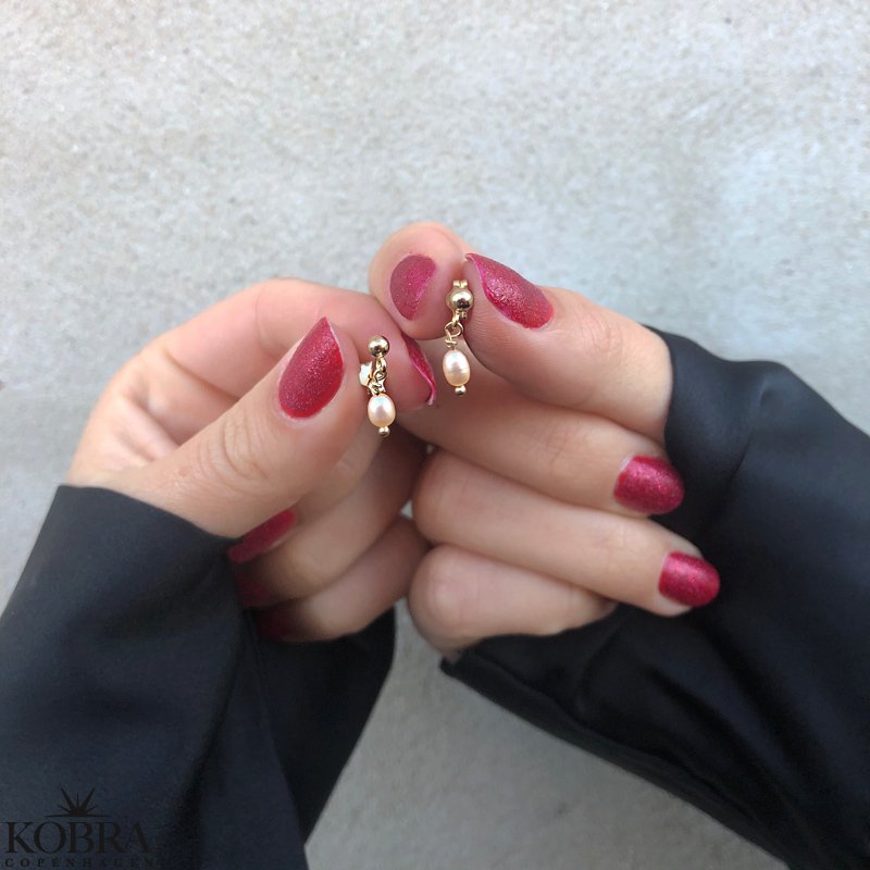 "Wilma" small gold plated pearl earrings  with peach colored pearls