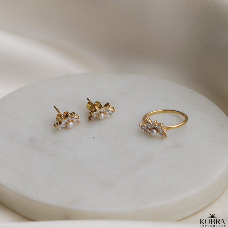 "Windy" gold ear studs in a unique design