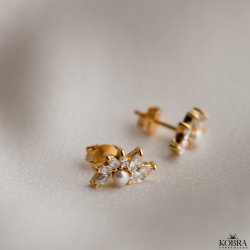 "Windy" gold ear studs in a unique design