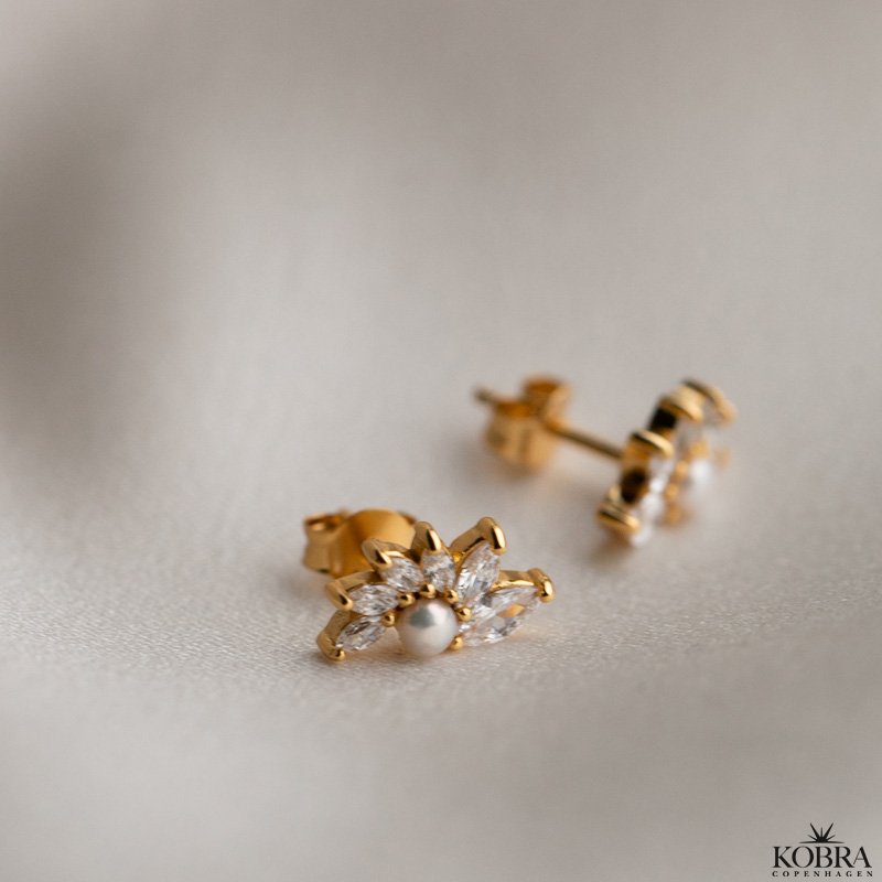 "Windy" gold ear studs in a unique design