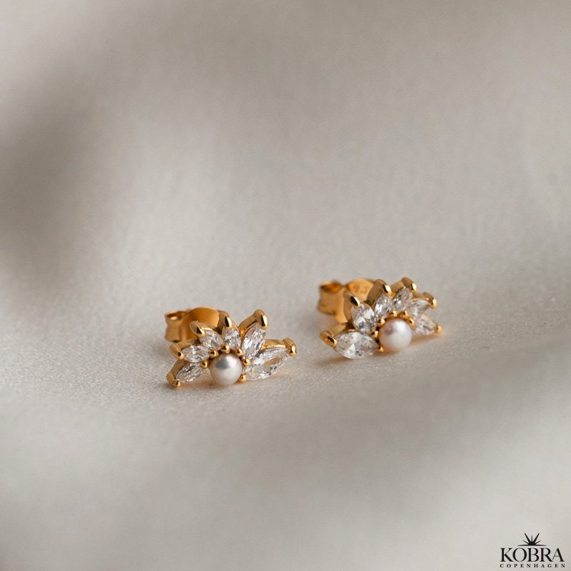"Windy" gold ear studs in a unique design