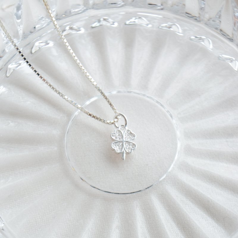 "Wish" s�lv firkl�ver halsk�de med sten