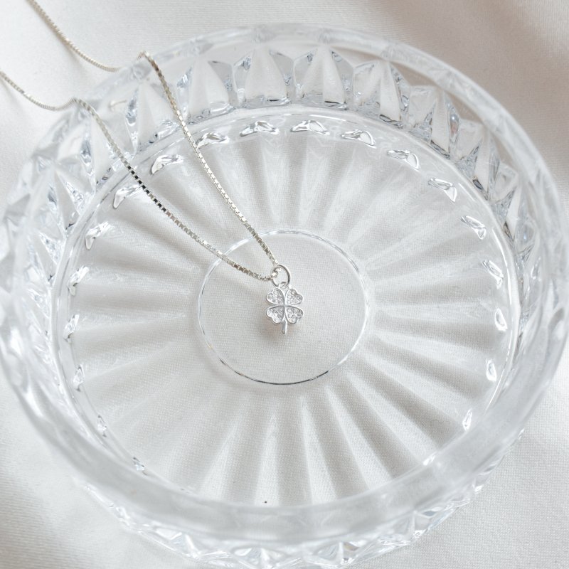 "Wish" s�lv firkl�ver halsk�de med sten