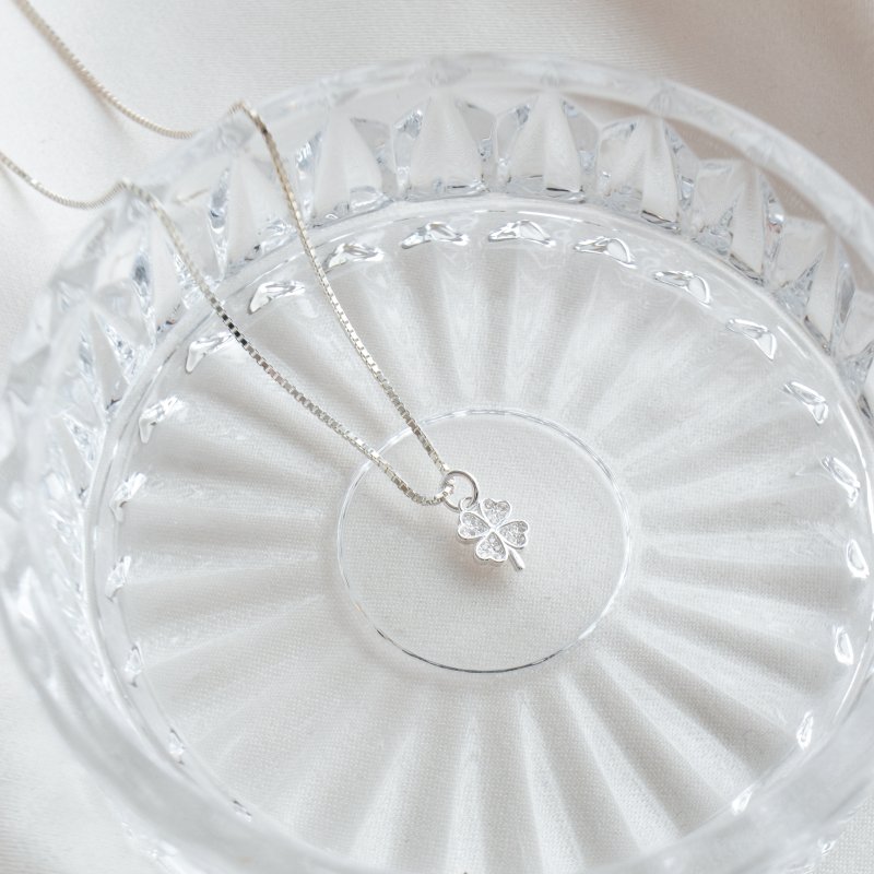 "Wish" s�lv firkl�ver halsk�de med sten