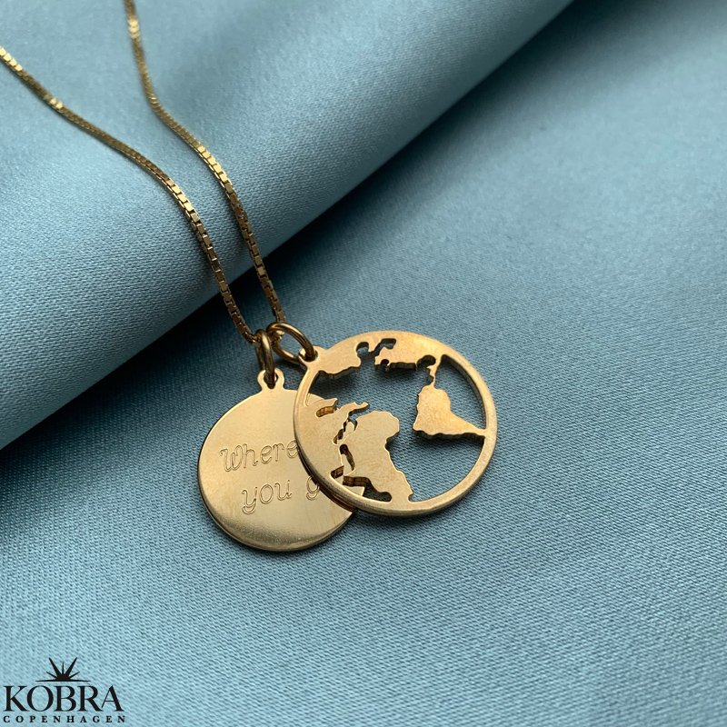 "World" halskæde i guld med rund amulet inklusiv gravering!
