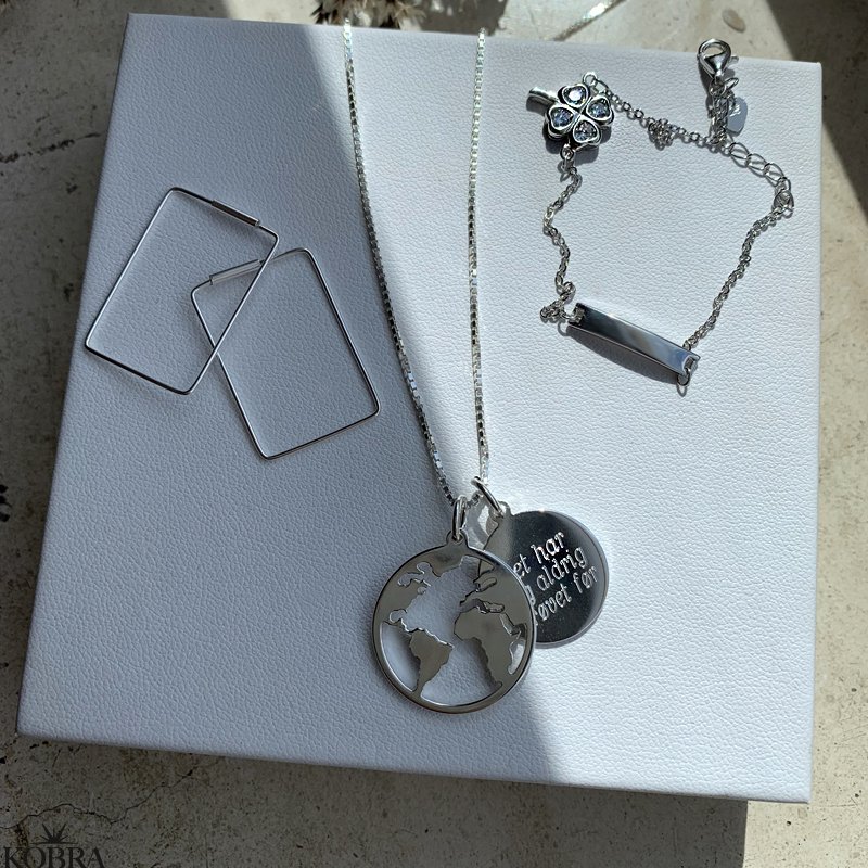 "World" silver necklace with round pendant including personalized engraving!