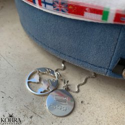 Studentersmykke med "World" i slv