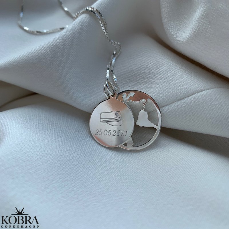 Studentersmykke med "World" i slv