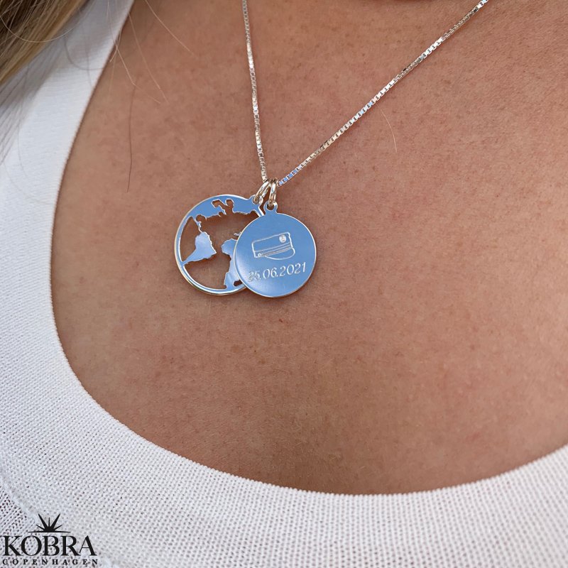 Studentersmykke med "World" i slv