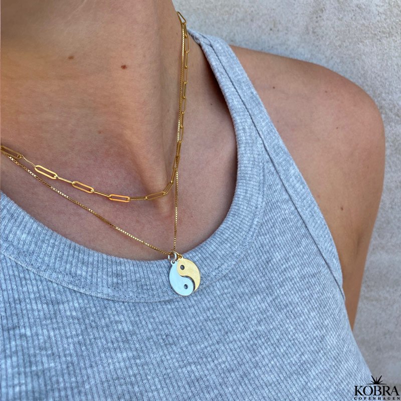Veninde halskde med gravering i slv/guld "Yin Yang"