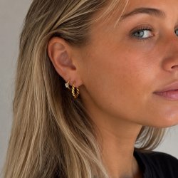 "Marguerit" small gold hoops with a daisy