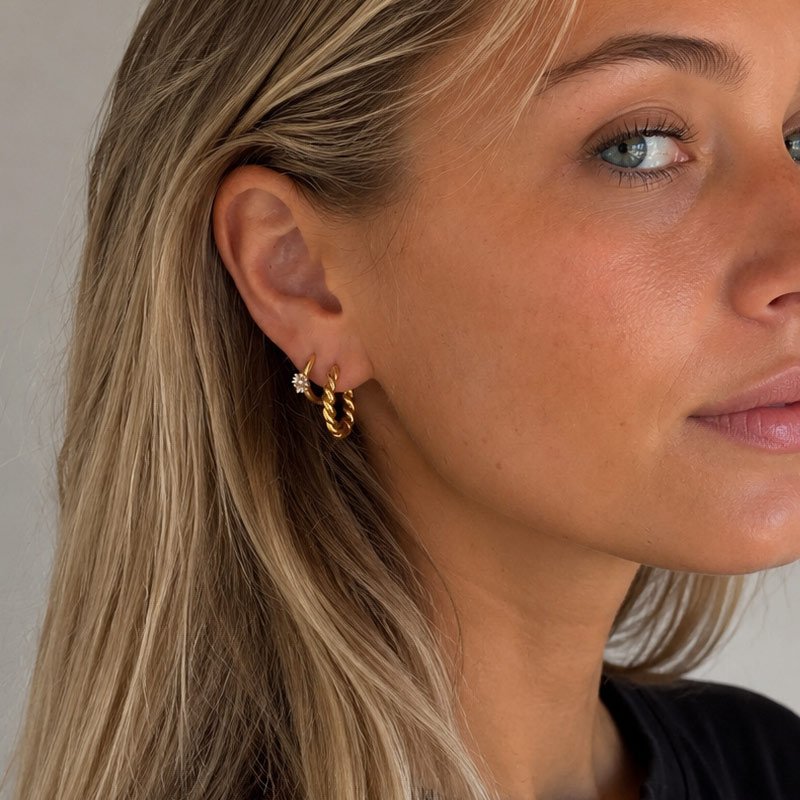 "Marguerit" small gold hoops with a daisy