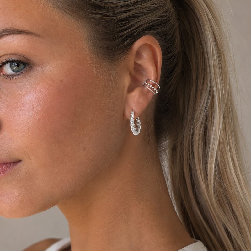 "Eliana" earcuff med kuledesign i s�lv.