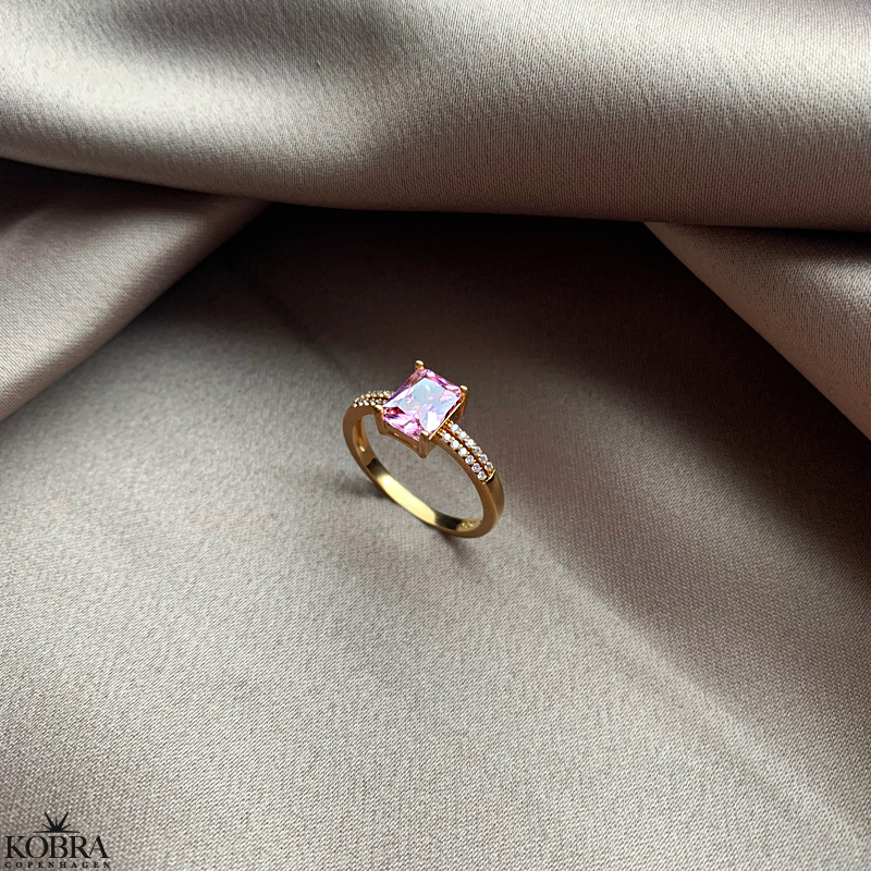Vanity" guld ring med lyserød zirkonia - Forgyldte ringe - KOBRA copenhagen ApS
