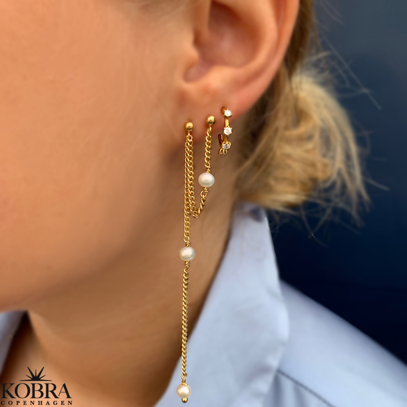 Monroe" guld perle øreringe til 2 huller i øret - Perle øreringe KOBRA copenhagen ApS