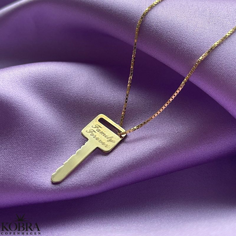 Key My Heart" guld nøgle med gravering - Guld halskæder KOBRA copenhagen