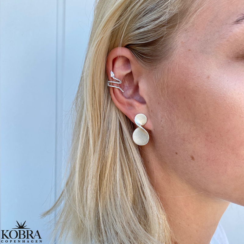 "Snakey" sølv earcuff med hvide sten