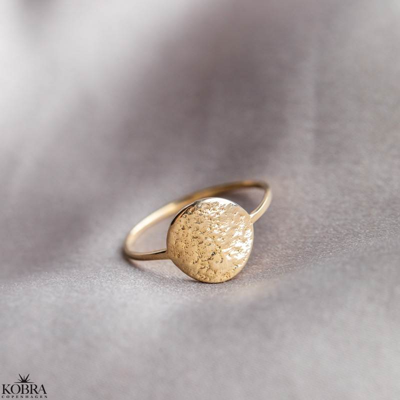 Suma" enkel rå guld ring lille rund plade - Forgyldte ringe - KOBRA copenhagen ApS